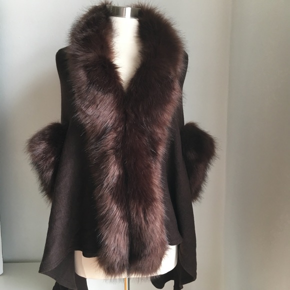 NWOT Faux Fur Trim Hi Low Hem sweater Cape - Picture 5 of 6